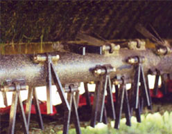 Close-up mechanism of tyned type mower — long cylinder rod with zig zag blades