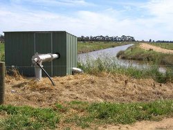 Centre pivot pump shed with suction from a drainage reuse sump