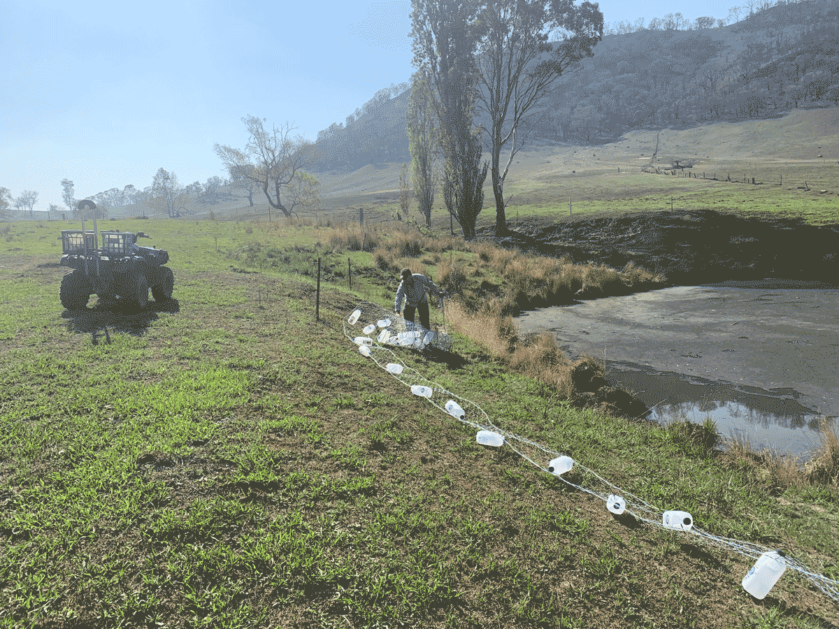 Floats are attached every metre or so along the mesh about 10 cm from the top edge. Floats can be empty drums or milk containers, with electrical cable ties or wire used to attach floats to the mesh. 