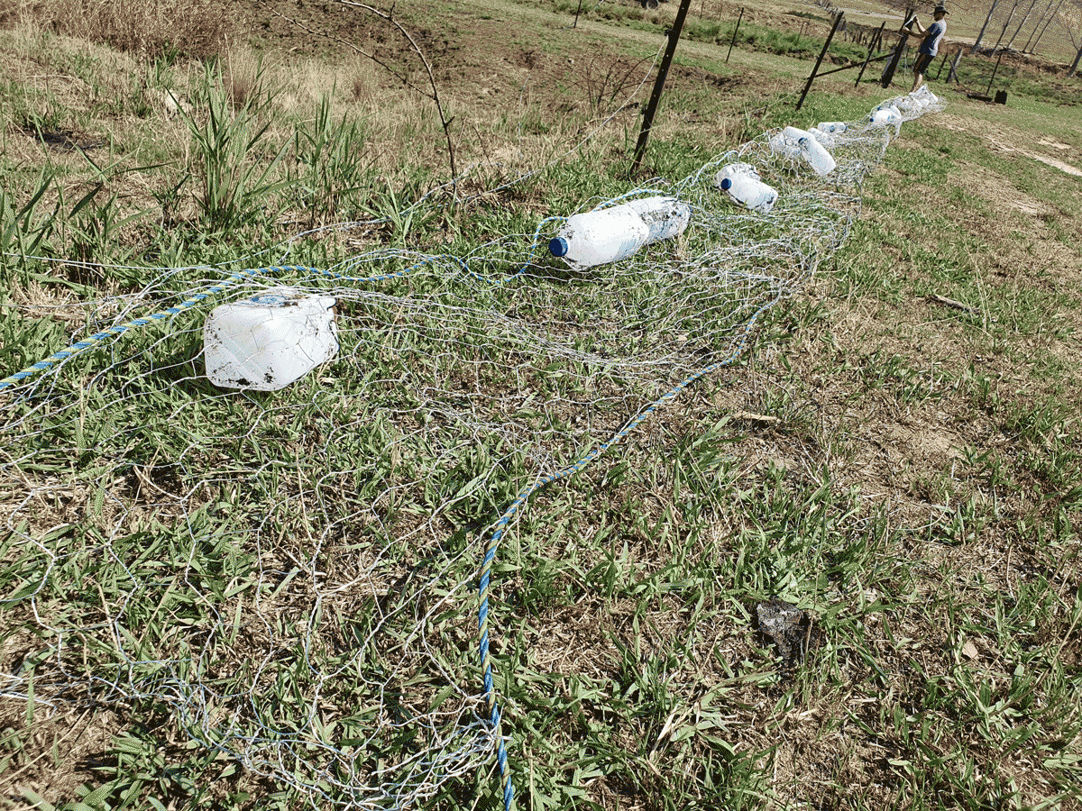 Floats are attached every metre or so along the mesh about 10 cm from the top edge. 